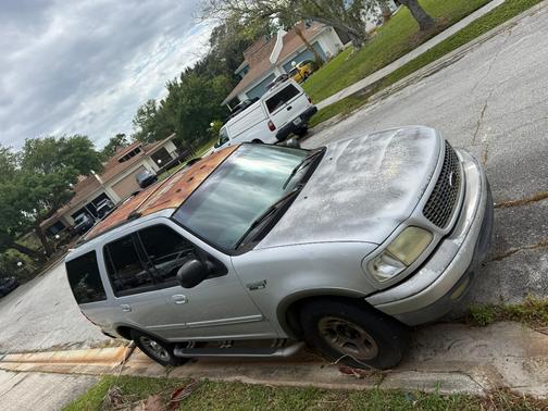 Silver 2002 Ford Expedition XLT