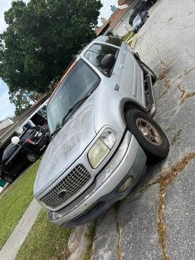 Silver 2002 Ford Expedition XLT