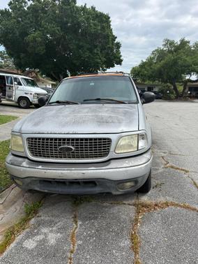 Silver 2002 Ford Expedition XLT