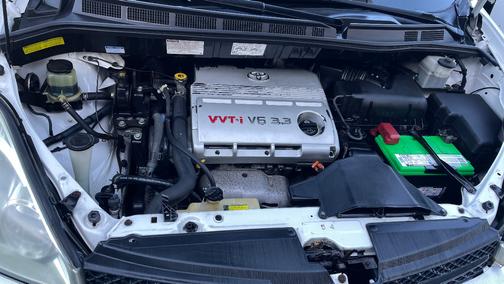 White 2004 Toyota Sienna XLE