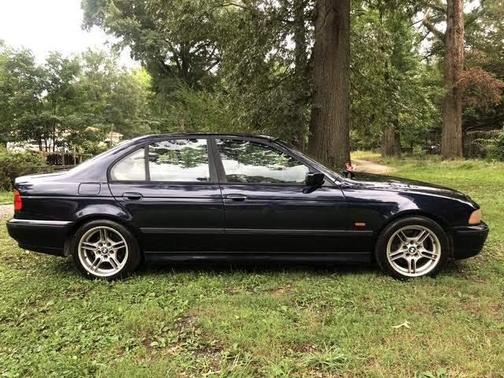 Blue 2000 BMW 540 i