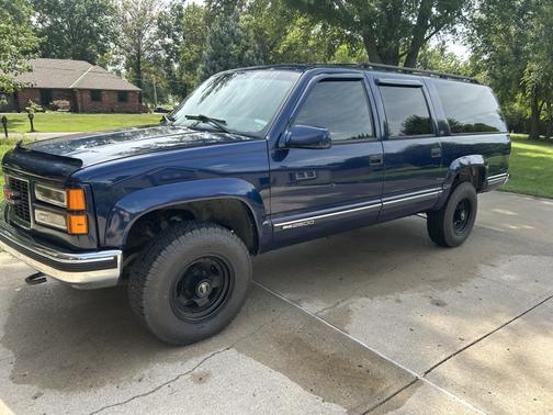 Blue 1996 GMC Suburban 2500
