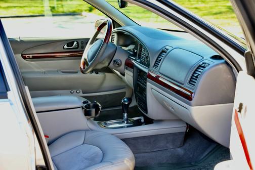 2002 Lincoln Continental Base