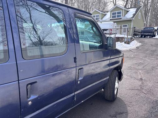 2004 Ford E250 Base