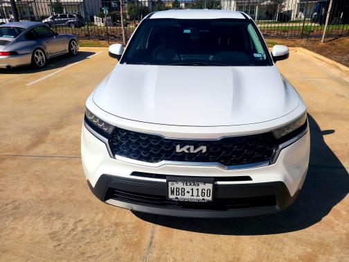White 2023 Kia Sorento LX