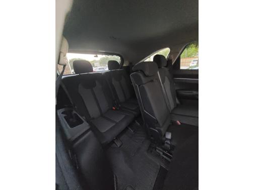 White 2023 Kia Sorento LX