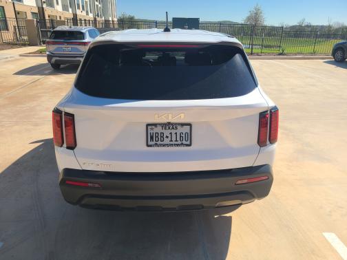 White 2023 Kia Sorento LX