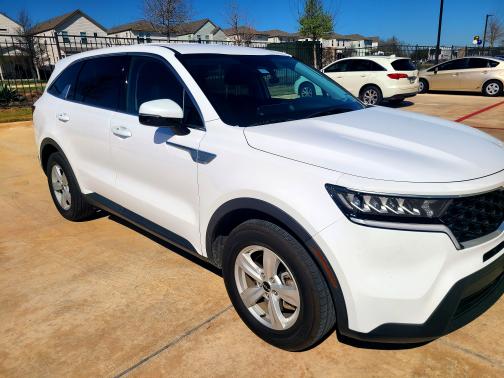 White 2023 Kia Sorento LX