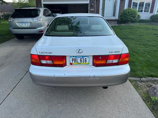 White 1997 Lexus ES 300 Base
