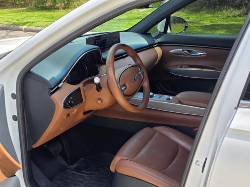 White 2022 Genesis GV70 2.5T