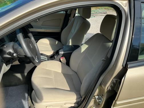 Gold 2005 Pontiac Grand Prix Base