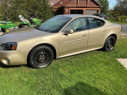 Gold 2005 Pontiac Grand Prix Base