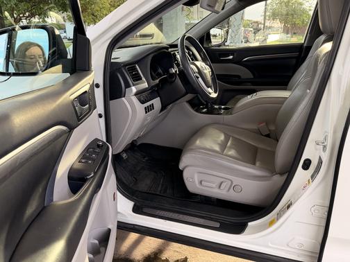 White 2019 Toyota Highlander Limited