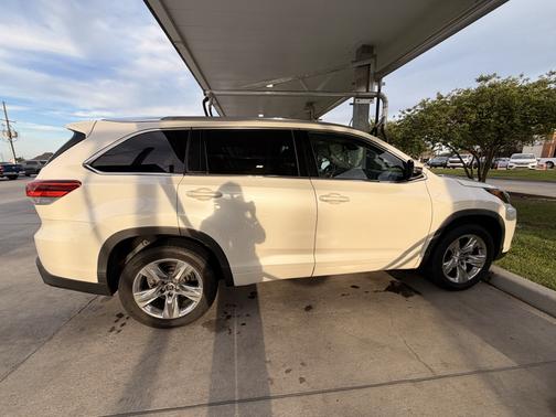 White 2019 Toyota Highlander Limited