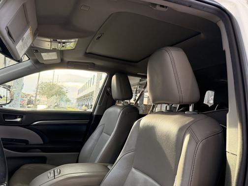 White 2019 Toyota Highlander Limited