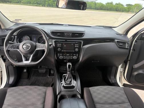 White 2017 Nissan Rogue Sport SL