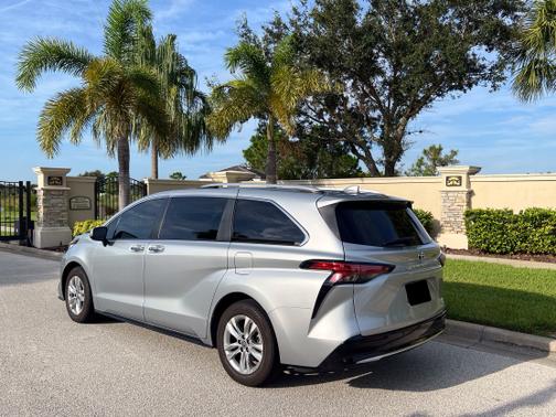 2022 Toyota Sienna Limited