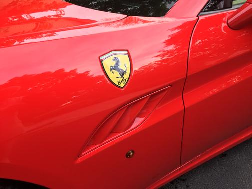 Photo 4 of 14 of 2010 Ferrari California Base