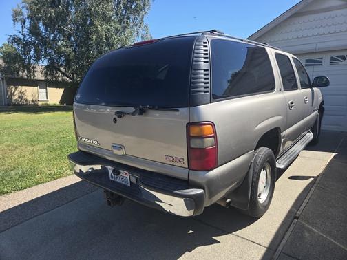 Beige 2001 GMC Yukon XL K2500