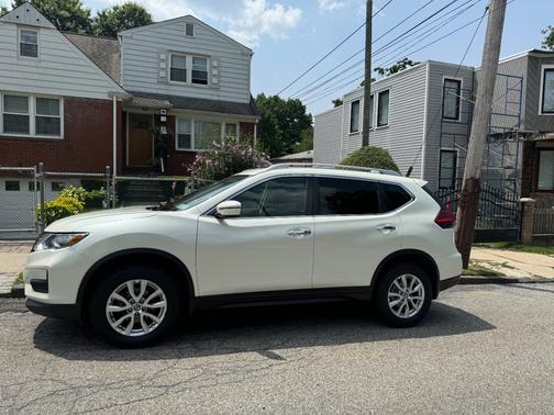 White 2017 Nissan Rogue SV
