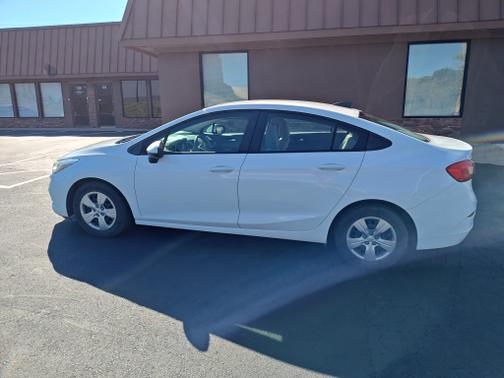White 2018 Chevrolet Cruze LS