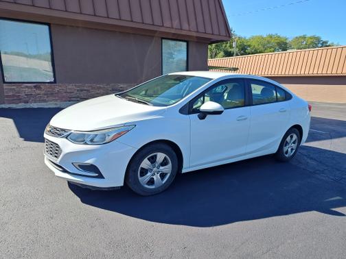 White 2018 Chevrolet Cruze LS