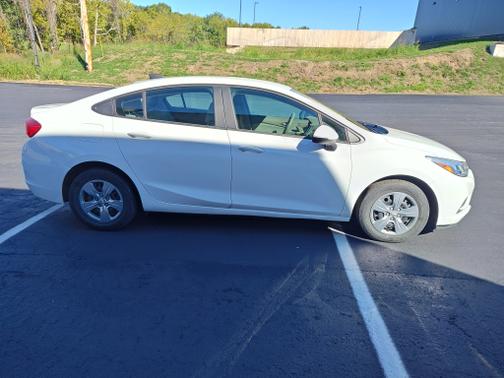 White 2018 Chevrolet Cruze LS