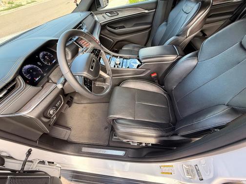 White 2023 Jeep Grand Cherokee Overland