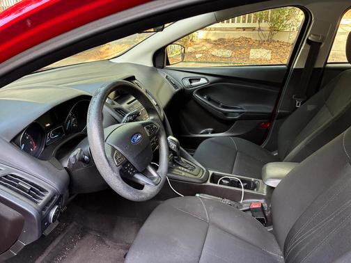 Red 2016 Ford Focus SE
