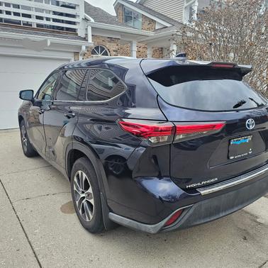 Blue 2020 Toyota Highlander Hybrid XLE