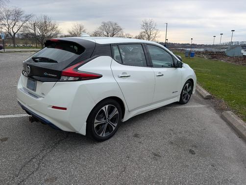White 2019 Nissan Leaf SL
