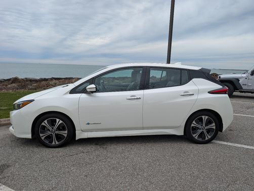 White 2019 Nissan Leaf SL