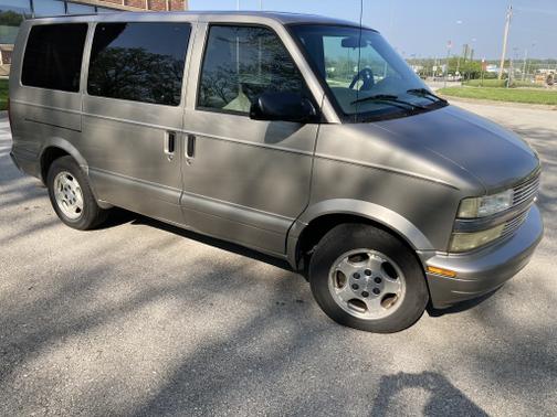 Photo 2 of 15 of 2005 Chevrolet Astro Base
