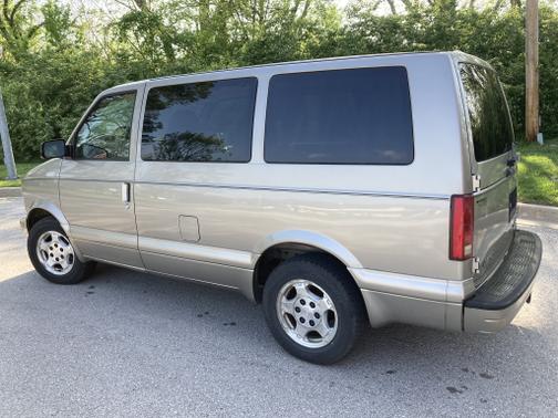 Photo 4 of 15 of 2005 Chevrolet Astro Base