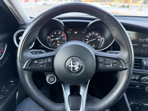 White 2021 Alfa Romeo Giulia Base