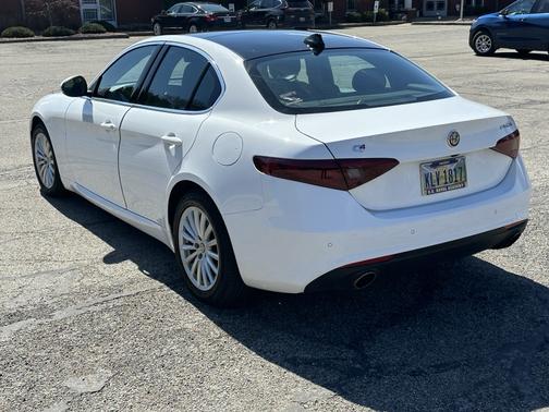 2021 Alfa Romeo Giulia Base