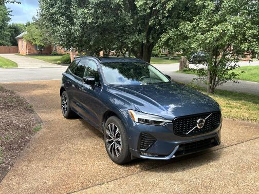 2024 Volvo XC60 B5 Plus Dark Theme