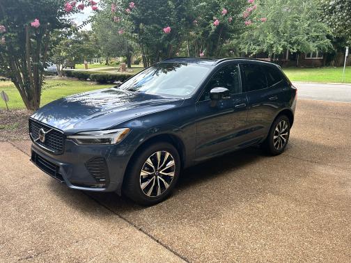 2024 Volvo XC60 B5 Plus Dark Theme