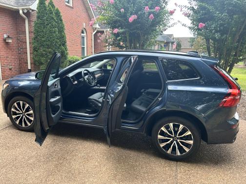 2024 Volvo XC60 B5 Plus Dark Theme