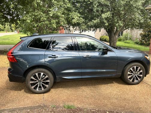 2024 Volvo XC60 B5 Plus Dark Theme