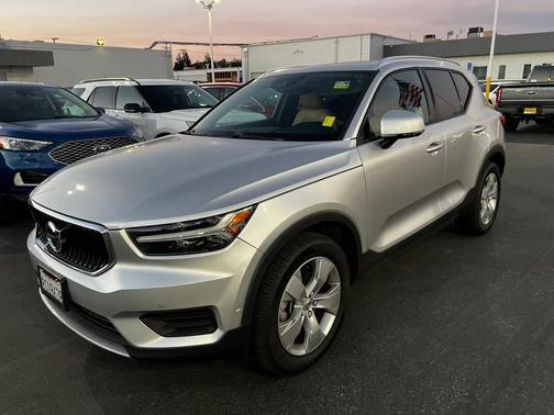 Silver 2019 Volvo XC40 T5 Momentum