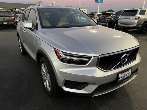 Silver 2019 Volvo XC40 T5 Momentum