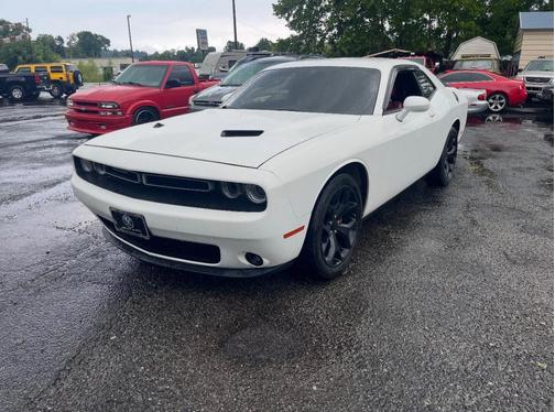 White 2016 Dodge Challenger SXT