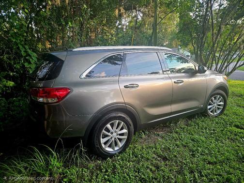 Silver 2018 Kia Sorento LX