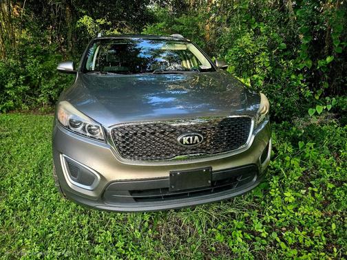 Silver 2018 Kia Sorento LX
