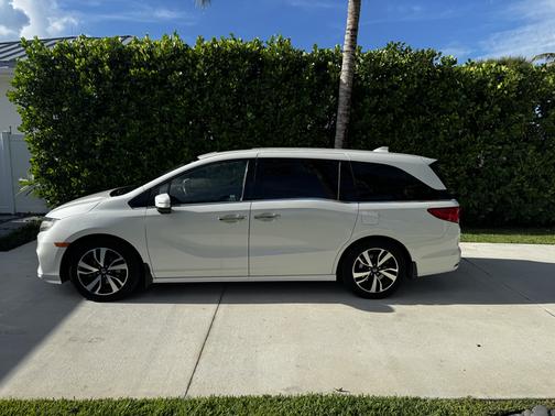 White 2019 Honda Odyssey Elite