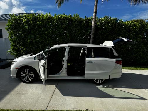 White 2019 Honda Odyssey Elite