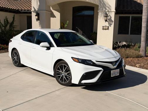 White 2022 Toyota Camry SE Nightshade