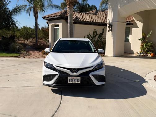 White 2022 Toyota Camry SE Nightshade