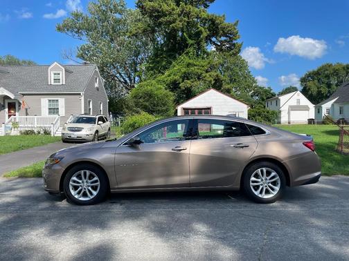 Beige 2018 Chevrolet Malibu LT